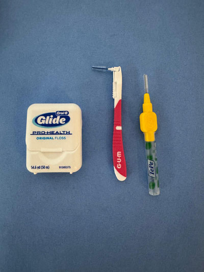 Zahnseide und Interdentalbürsten